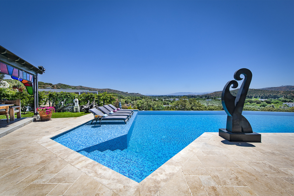 Stylish art and design at Villa Arte's private pool, Ortakent villa for rent